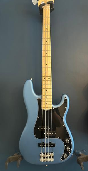 Fender American Performer Precision Bass, Satin Lake Placid Blue (B-Stock)