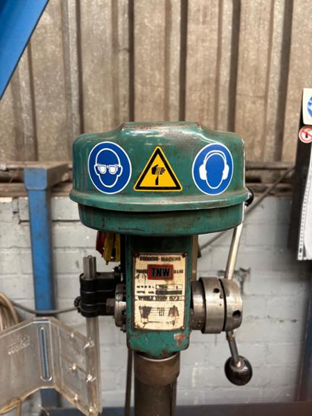 Waarschuwingsborden en -stickers ISO 7010 "Scherpe elementen" - W022