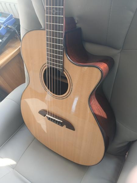 Alvarez Artist Elite AEG70CE Grand Auditorium Electro-Acoustic in Natural with Cutaway