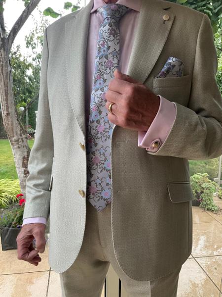 Beautiful tie & matching handkerchief.