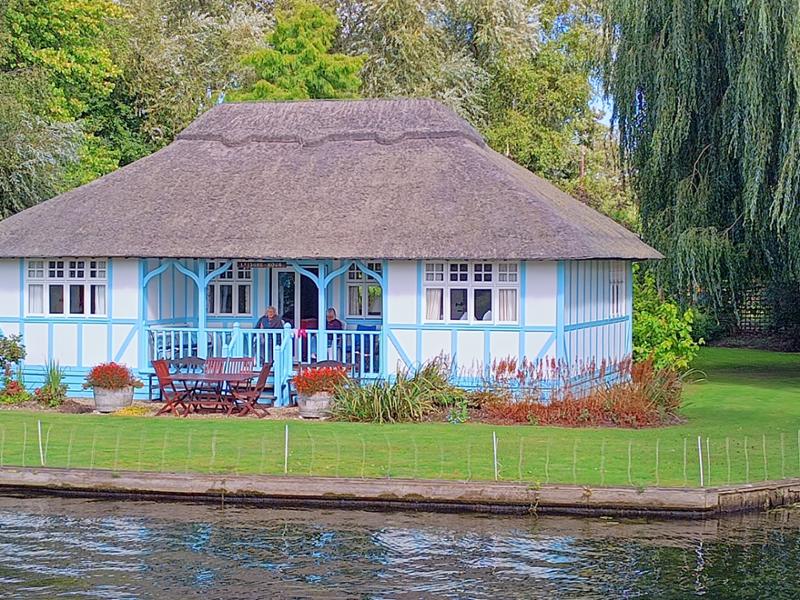 Booking NT cottages online...
