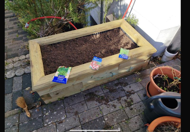Tolles maßgeschneidertes Hochbeet