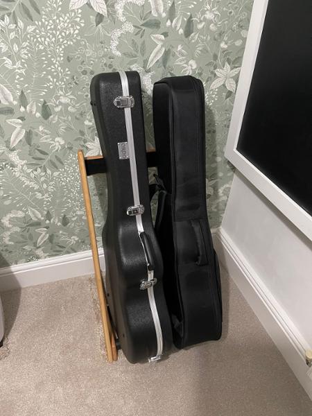Great quality guitar stand, would highly recommend.