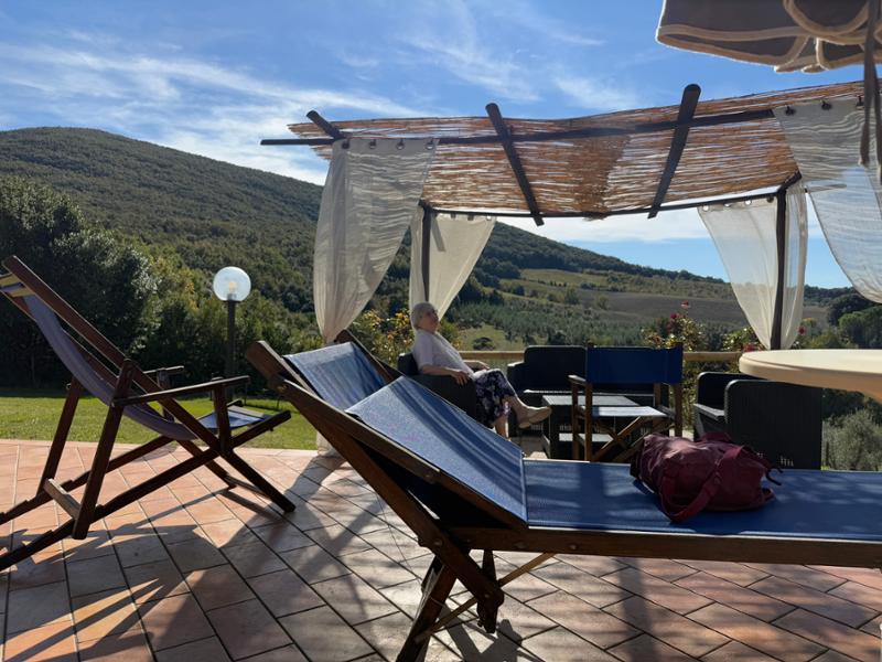 Montaspro (x 4 people): Classic Tuscan villa | Panoramic views &amp; pool | Walk to village shops, bars, restaurants