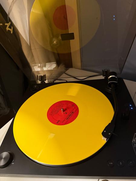 SHARP Compact automatic-arm turntable