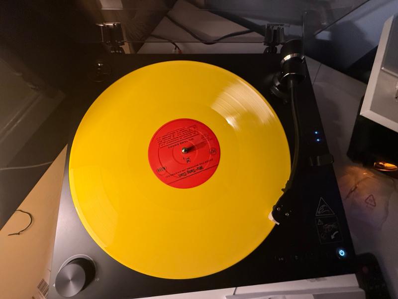 SHARP Compact automatic-arm turntable