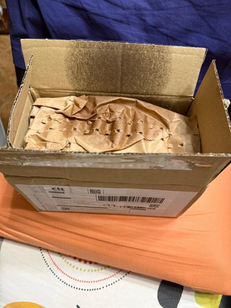 Embalaje defectuoso con productos deteriorados