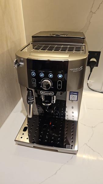 Magnifica S Smart Automatic bean to cup coffee machine - Silver Black