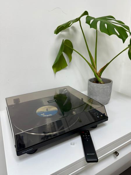 SHARP Compact automatic-arm turntable