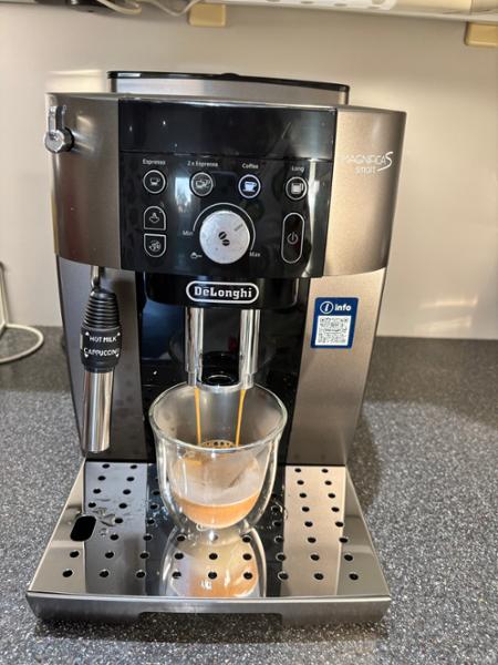 Magnifica S Smart Automatic bean to cup coffee machine - Silver Black