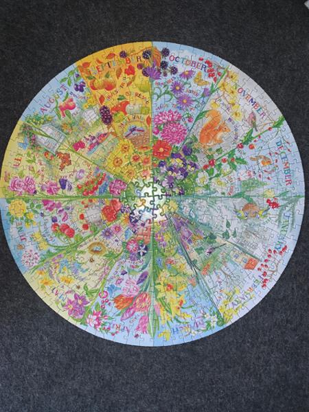 Puzzle circulaire une année dans le jardin
