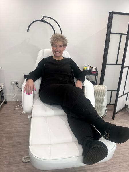 Professional 3-section fully electric beauty couch for salons and clinics.<br data-start="261" data-end="264" />Electronically adjustable height, headrest and footrest.<br data-start="320" data-end="323" />Use flat or as a treatment chair for versatile services.<br data-start="379" data-end="382" />Thick padded white upholstery for client comfort.<br data-start="431" data-end="434" />Fully assembled with 1-year electrical warranty.