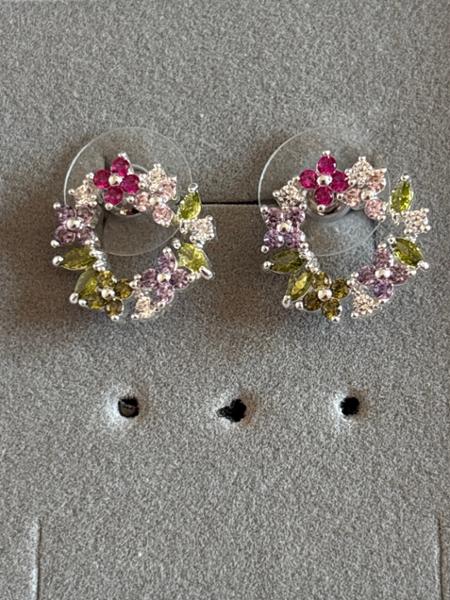 Adorables petites boucles d’oreilles, colorées et élégantes