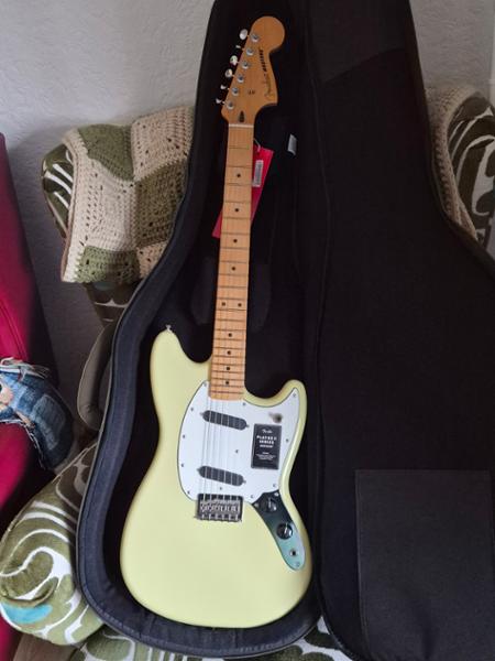 Fender Player II Mustang, Maple Fingerboard, Hialeah Yellow