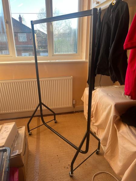 3FT RAIL  BLACK  W/CASTORS             s