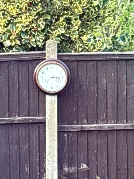 Radio controlled clock