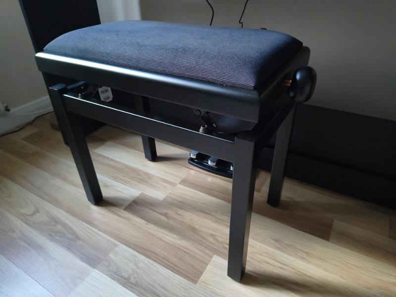 Adjustable height piano stool