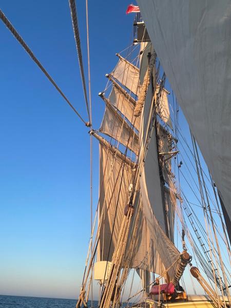 Brigantine sailing from France to Spain