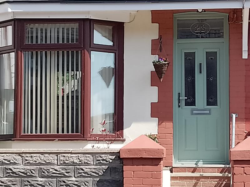 Chartwell green on white front Solidor with top box