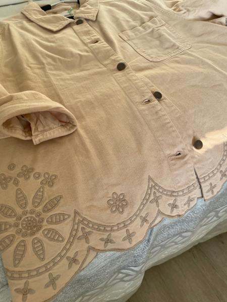 Baumwoll-Twill-Jacke mit besticktem Saum