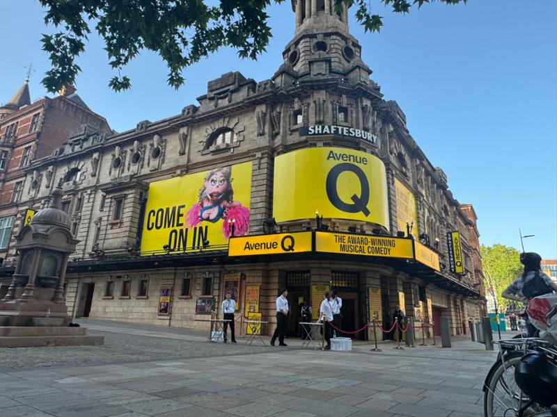 AVENUE Q