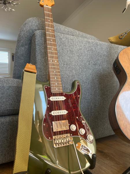 Squier Limited Edition Classic Vibe '60s Stratocaster HSS in Dark Olive Green