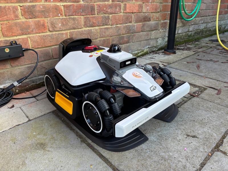 Brilliant robot lawnmower