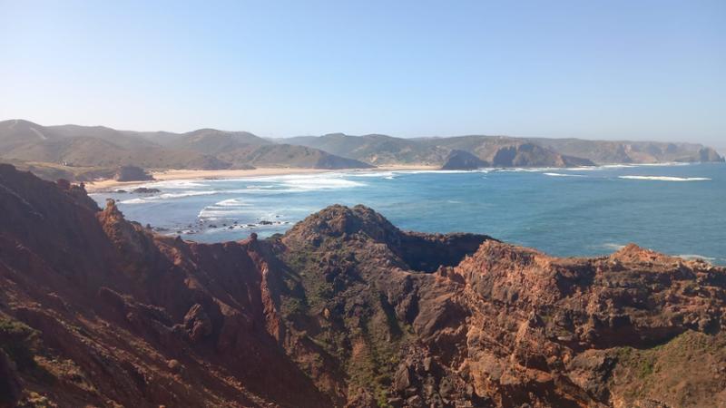 En los Acantilados del Viento, entre Cigüeñas, Flores y el Canto del Océano