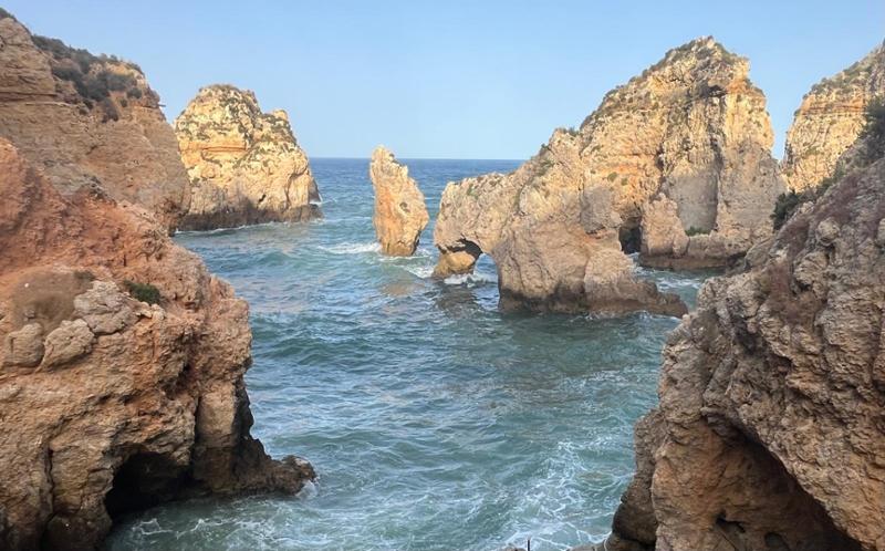 En los Acantilados del Viento, entre Cigüeñas, Flores y el Canto del Océano
