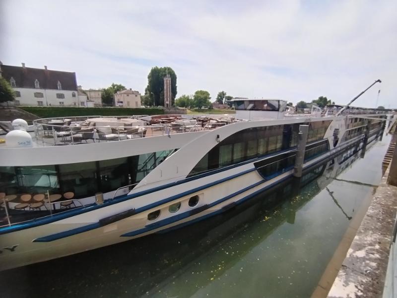 A lovely trip along a splendid river
