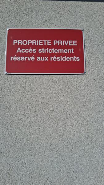Panneau propriété privée - Accès strictement réservé aux résidents