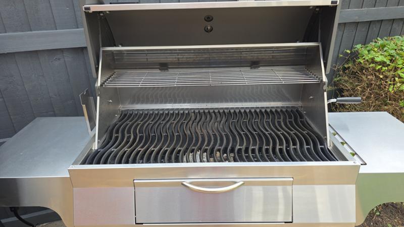 Napoleon PRO605CSS Charcoal BBQ – Professional Charcoal Grill with FREE COVER