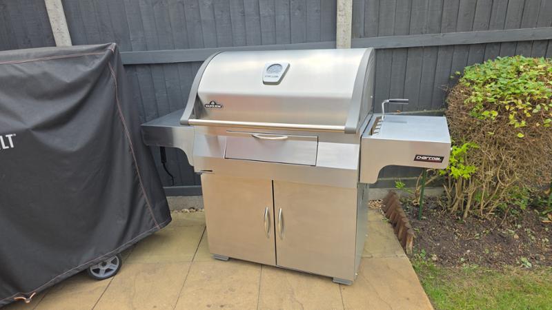 Napoleon PRO605CSS Charcoal BBQ – Professional Charcoal Grill with FREE COVER