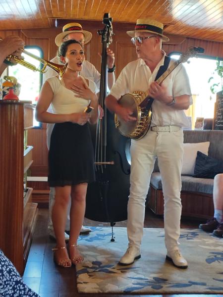 Great service once aboard. Emma was awesome! The food was fabulous. Leah❤️.