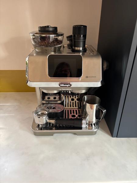 La Specialista Touch Manual Pump Bean to Cup Coffee Machine