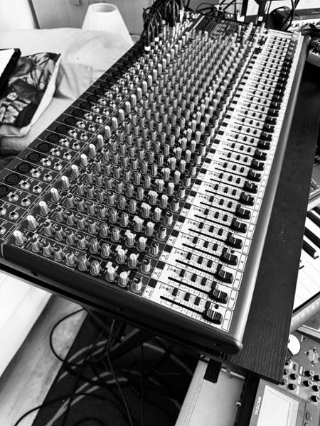 Behringer SX3242FX Ultra-Low Noise Design 32-Input