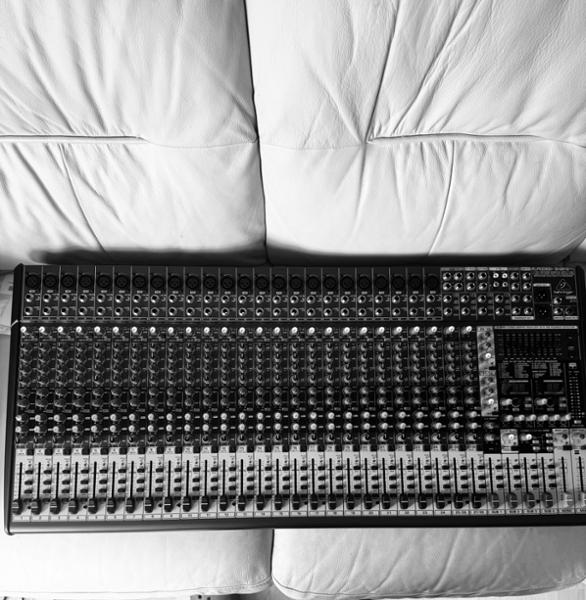 Behringer SX3242FX Ultra-Low Noise Design 32-Input
