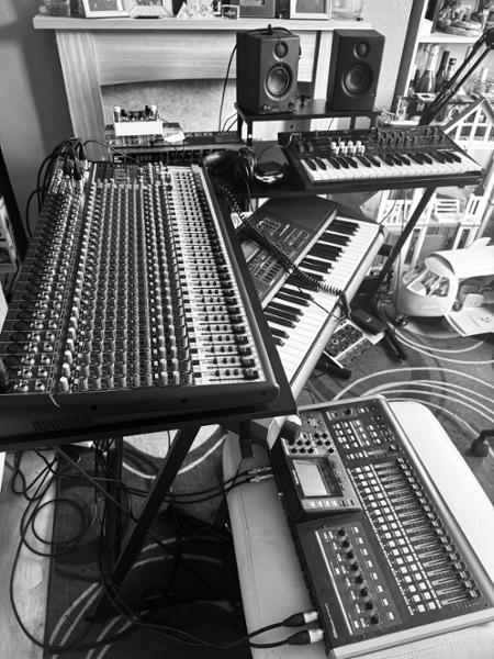 Behringer SX3242FX Ultra-Low Noise Design 32-Input