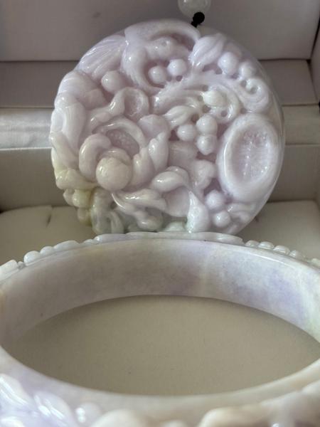 Type A Bi-Colour 'Sacred Lotus' Jadeite Set of Bangle and Carved Rope Necklace