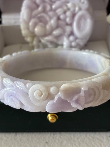Type A Bi-Colour 'Sacred Lotus' Jadeite Set of Bangle and Carved Rope Necklace