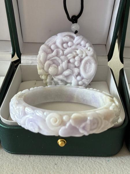 Type A Bi-Colour 'Sacred Lotus' Jadeite Set of Bangle and Carved Rope Necklace