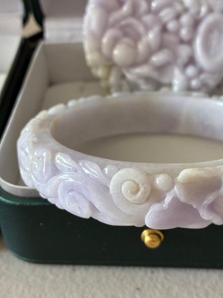 Type A Bi-Colour 'Sacred Lotus' Jadeite Set of Bangle and Carved Rope Necklace