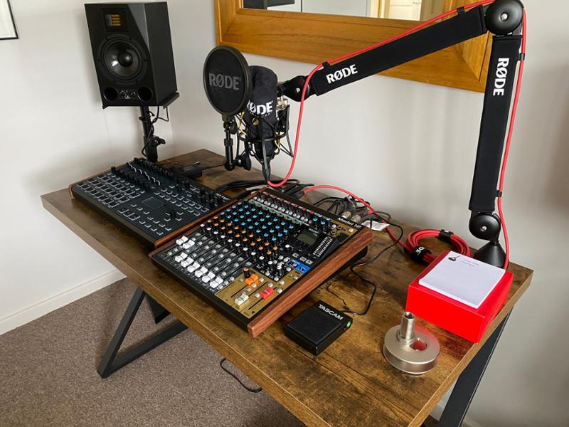 Rode NT1 5th Generation with SM6 Shockmount & Pop Filter - Black