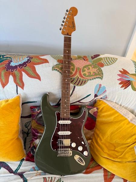 Squier Limited Edition Classic Vibe '60s Stratocaster HSS in Dark Olive Green