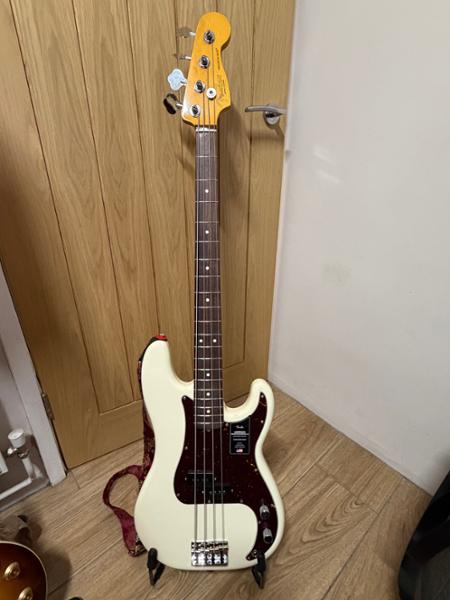 Fender American Professional II Precision Bass Guitar in Olympic White with Rosewood Fingerboard