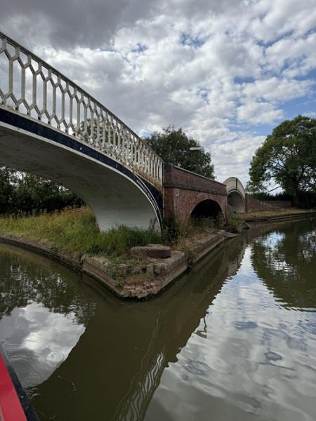 A lovely "Narrow Escape" on the Grand Union Canal !
