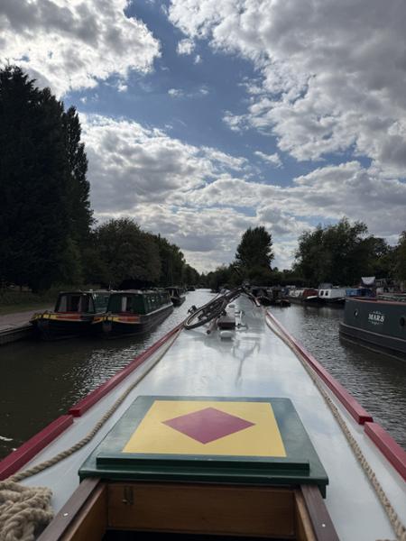 A lovely "Narrow Escape" on the Grand Union Canal !