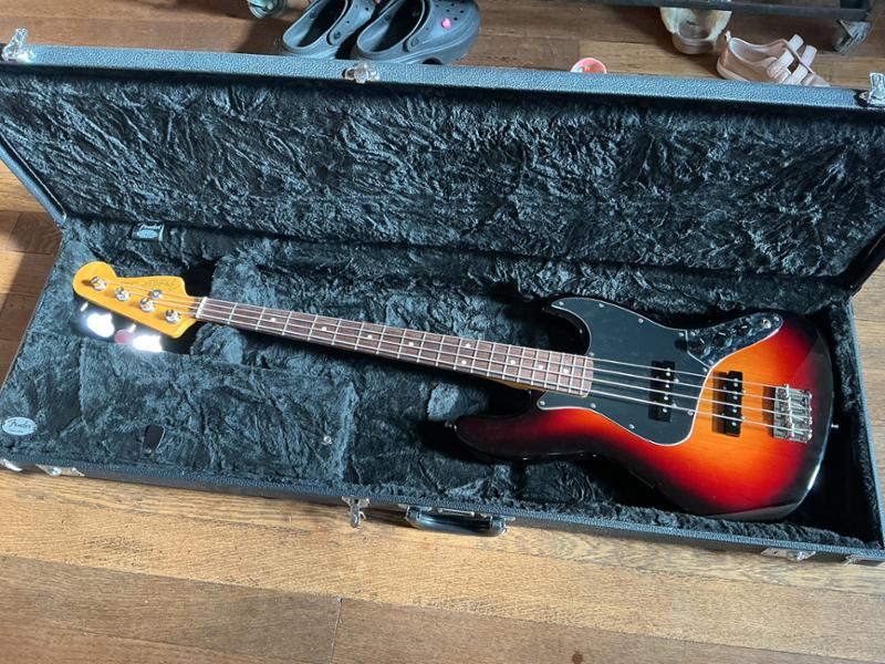 Fender American Professional Classic Jazz Bass in 3-Colour Sunburst