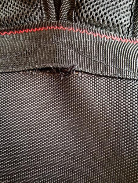 Guitar Bag looks sturdy but may have a defect