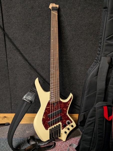 Hils NEXT HNB5 5-String Bass Guitar in Gloss Ivory with Fanned Frets